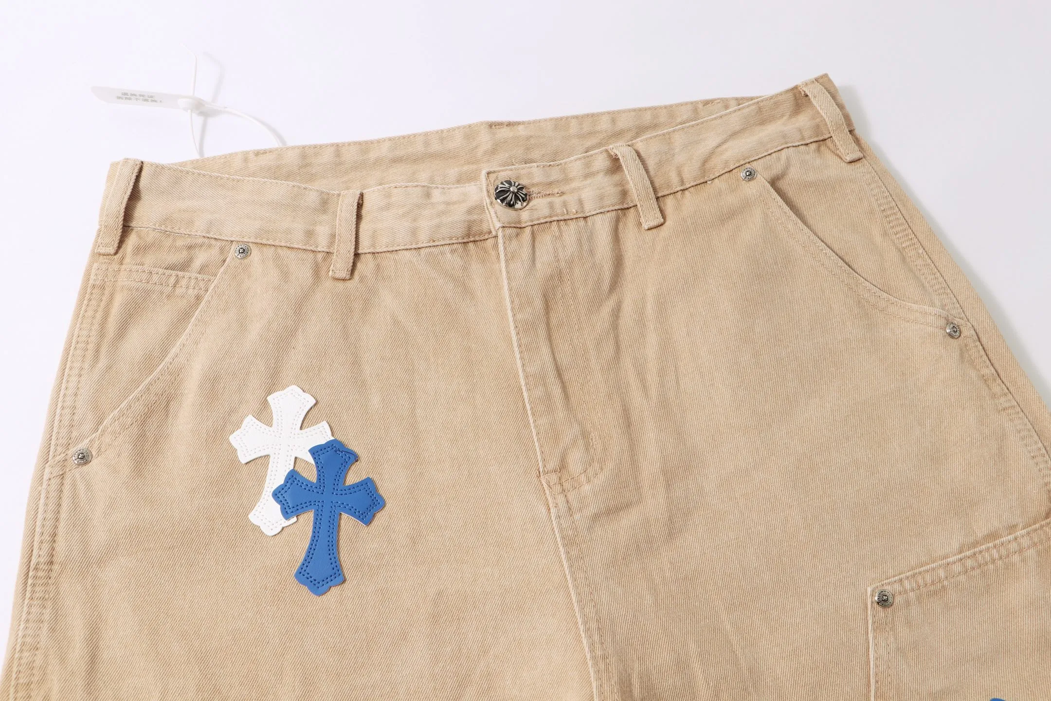 P280 Style No.: H903 Croxin & 𝐂𝐡𝐫𝐨𝐦𝐞 𝐇𝐞𝐚𝐫𝐭 ss25 white and blue patchwork leather workwear imitation wood jeans. Styles with different washed textures are very friendly to people with thin legs. The slightly flared version perfectly modifies the leg shape. The timeless and moderate length makes it easy to match and match. It is the basis for various styles and is a must-have in your wardrobe! The fabric is stiff but also makes the upper body soft without losing texture. The washing process is even more perfect. It is a must-have item for everyone! ! ! Washed wheat, hang tag, pants label, three labels complete Color: khaki Size: 30-32-34-36